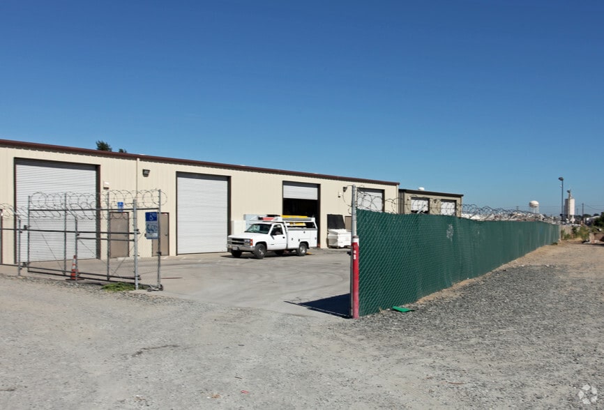 408 Flores Ave, Modesto, CA for lease - Building Photo - Image 1 of 4
