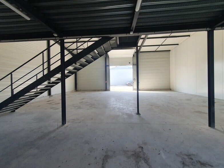 22 Rue Des Frères Lumière, Saint-Jean-de-Braye for lease - Interior Photo - Image 3 of 8
