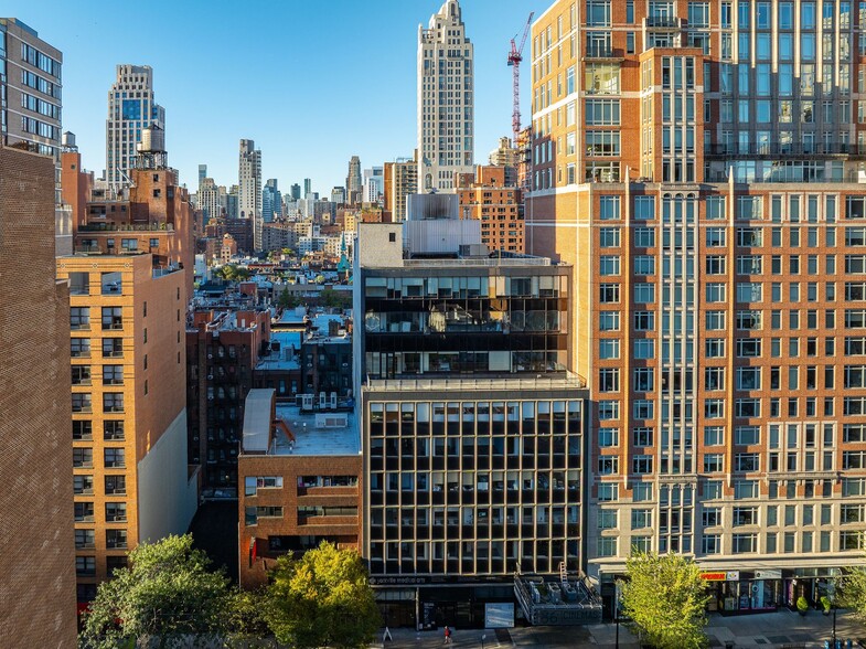 210 & 206-208 East 86th Street portfolio of 2 properties for sale on LoopNet.ca - Building Photo - Image 3 of 9