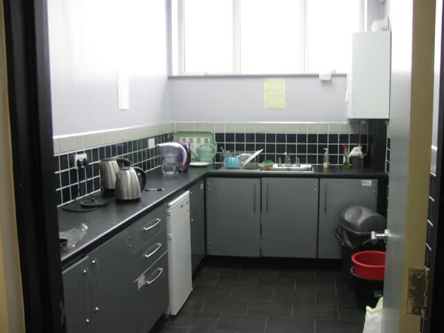 46 Brampton Rd, Eastbourne for lease - Interior Photo - Image 3 of 3