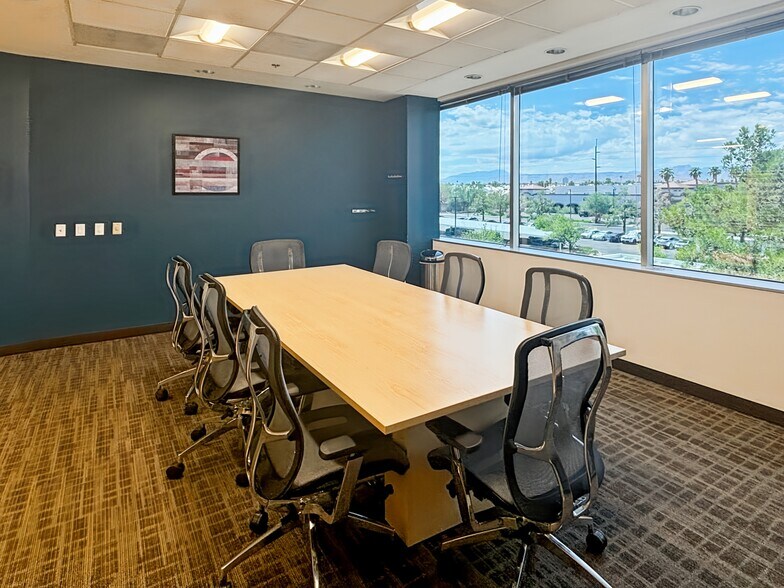 7251 W Lake Mead Blvd, Las Vegas, NV à louer - Photo intérieure - Image 2 de 15