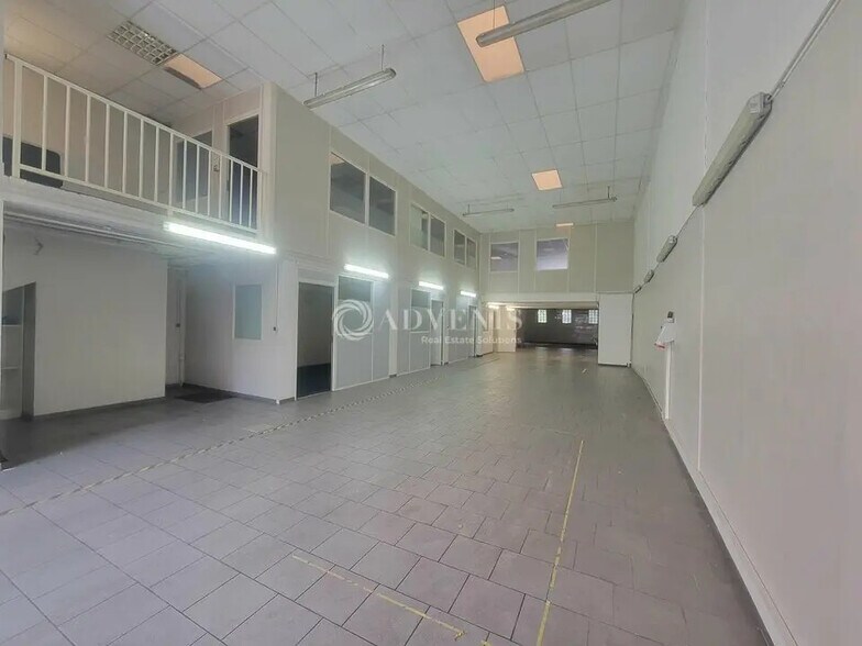 Flex in Courbevoie for lease - Building Photo - Image 2 of 8