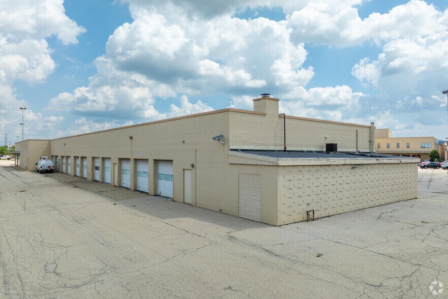 9411 N Greenwood Ave, Niles, IL à vendre - Photo du bâtiment - Image 3 de 4