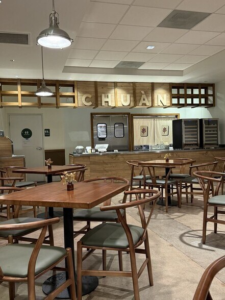 13824 Red Hill Ave, Tustin, CA à louer - Photo du bâtiment - Image 2 de 11