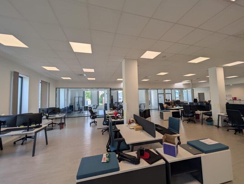 Bureau dans Saint-Gratien à louer - Photo du bâtiment - Image 2 de 14