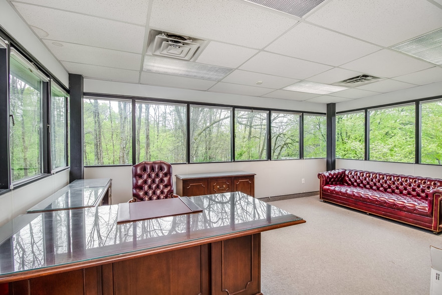 69 Readington Rd, Branchburg, NJ for sale - Interior Photo - Image 2 of 38