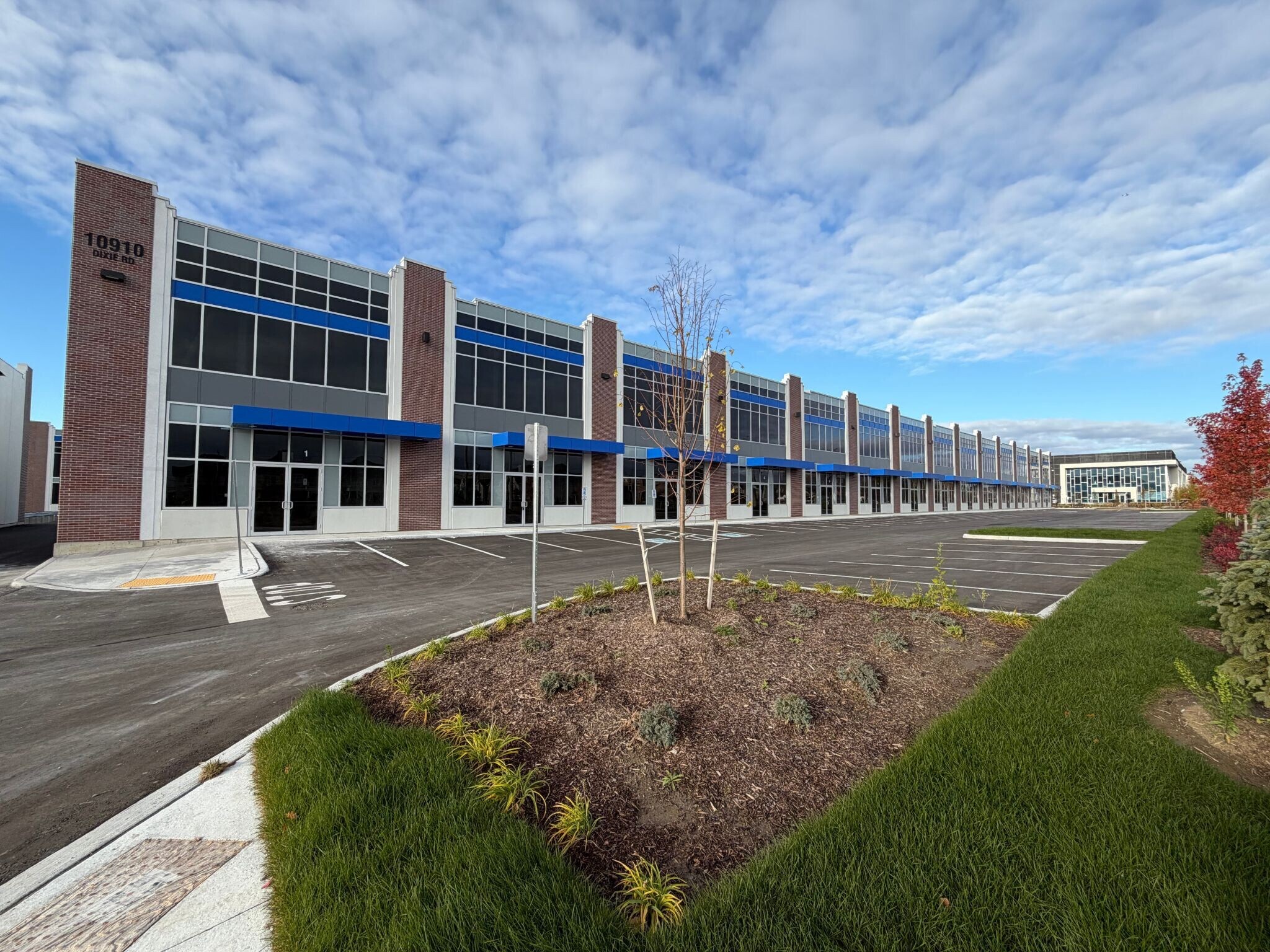 10910 Dixie Rd, Brampton, ON à louer Photo du bâtiment- Image 1 de 4