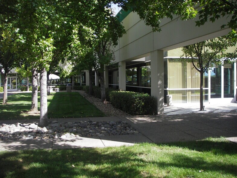 3333 Vaca Valley Pky, Vacaville, CA à louer - Photo du bâtiment - Image 2 de 6