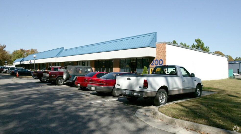 200-400 Commerce Cir, Yorktown, VA à louer - Photo du bâtiment - Image 3 de 5