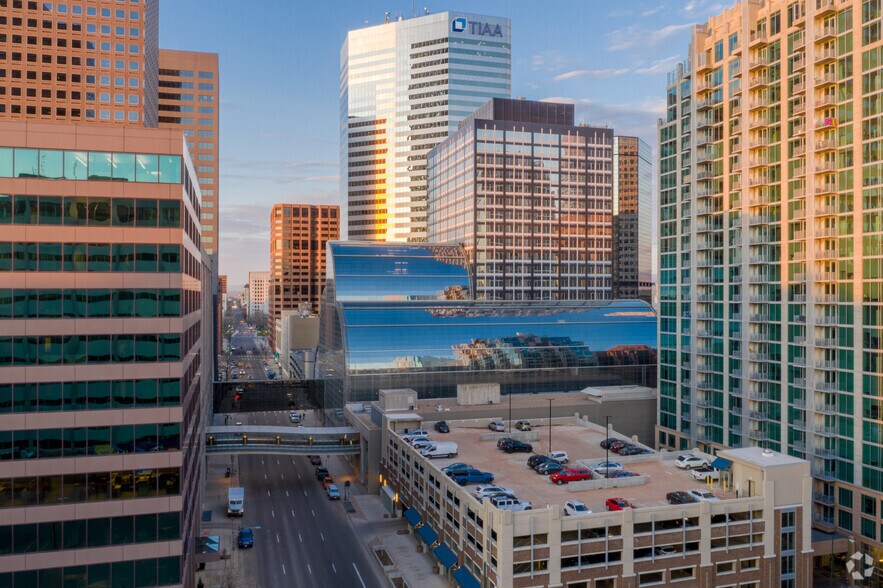 1700 Broadway, Denver, CO à louer - Photo du bâtiment - Image 3 de 31