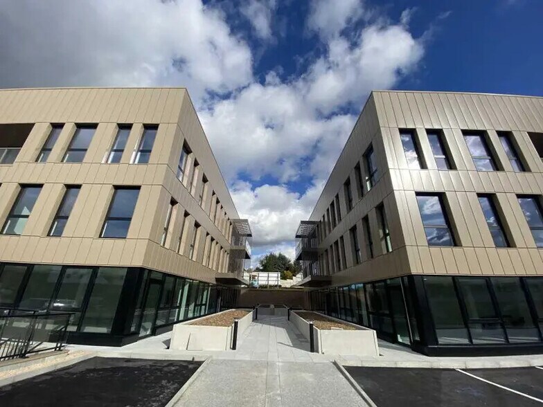 316-437 Allée Des Noisetiers, Limonest à louer - Photo du bâtiment - Image 2 de 18