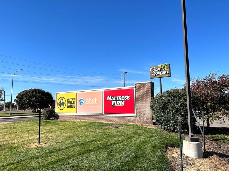 1710-1712 N Waldron St, Hutchinson, KS for lease - Building Photo - Image 2 of 4