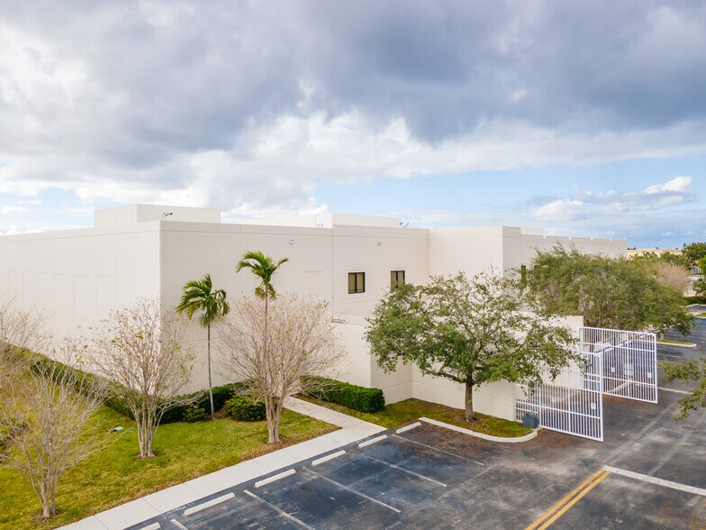 5870 N Hiatus Rd, Tamarac, FL à louer - Photo du bâtiment - Image 3 de 13