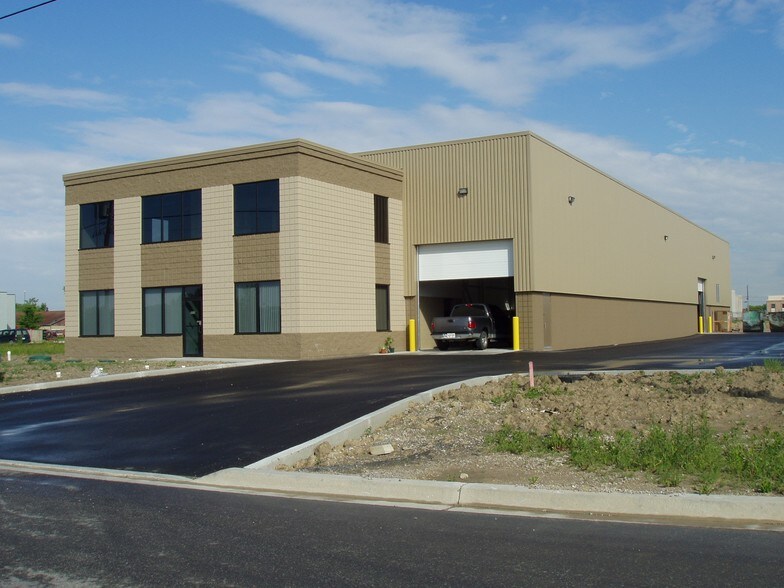 5485 Roscon Industrial Dr, Tecumseh, ON à vendre - Photo principale - Image 1 de 1