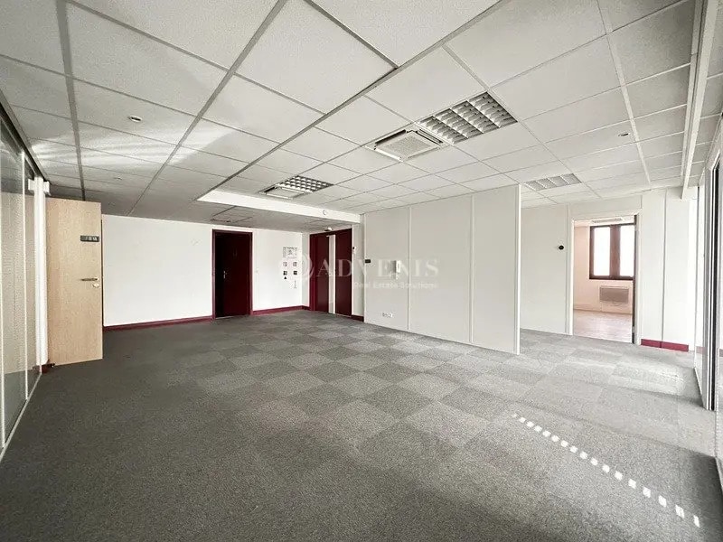 Office in Saint-Germain-en-Laye for lease Interior Photo- Image 1 of 13