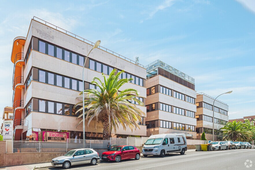 Calle de Mesena, 22, Madrid, Madrid à louer - Photo du bâtiment - Image 2 de 3
