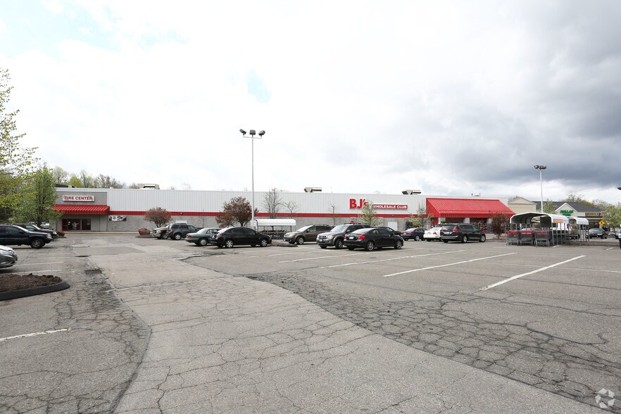 1270-1280 E Main St, Torrington, CT à louer - Photo du bâtiment - Image 3 de 8