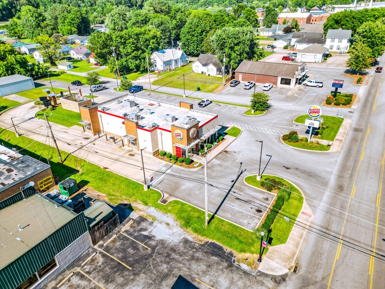 303 W Main St, Waverly, TN for sale - Building Photo - Image 2 of 9