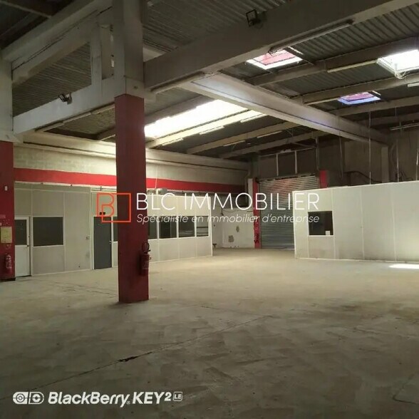 Flex in Vitrolles for lease - Interior Photo - Image 2 of 4