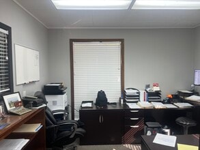 8835 SW Canyon Ln, Portland, OR for lease Interior Photo- Image 1 of 6