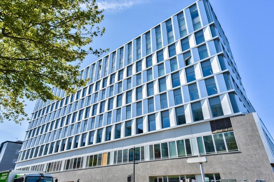 2 Rue Stephenson, Montigny-le-Bretonneux à louer - Photo du bâtiment - Image 1 de 9