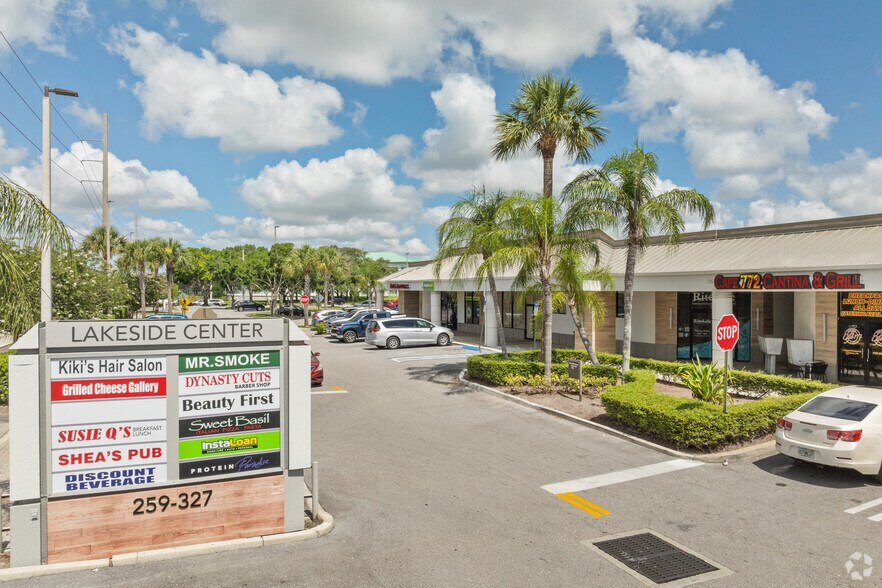 259-327 SE Port St Lucie Blvd, Port Saint Lucie, FL à louer - Photo du bâtiment - Image 1 de 12