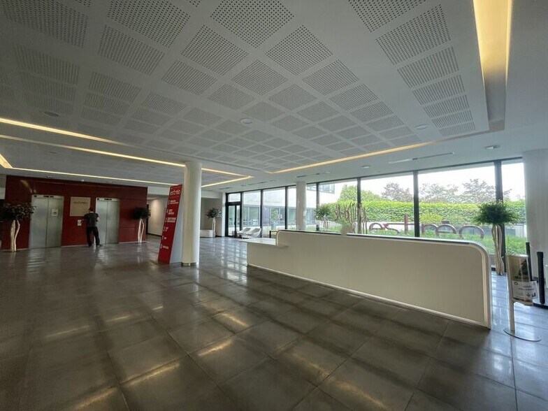 Office in Rosny-sous-Bois for lease - Building Photo - Image 3 of 8