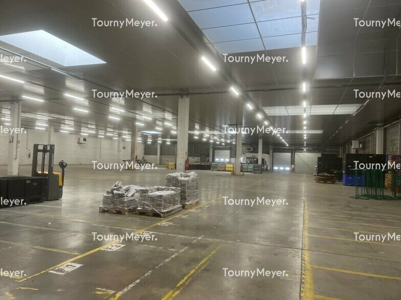 Industrial in Rennes for lease - Interior Photo - Image 2 of 3