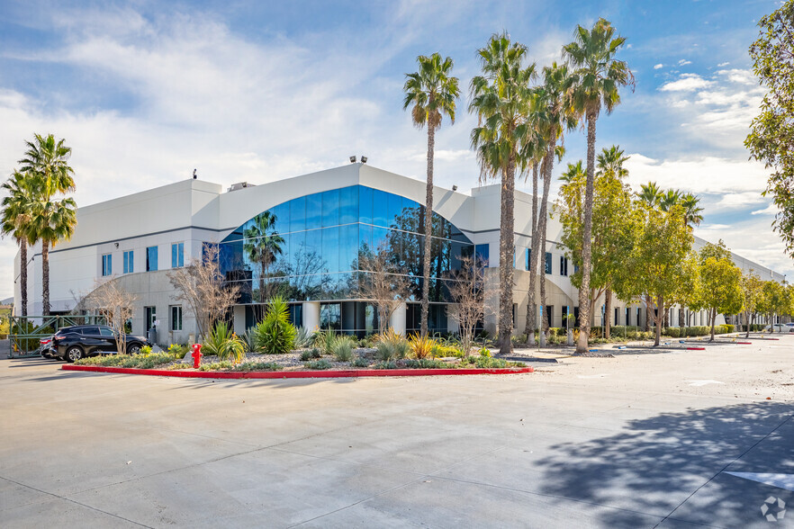 2620 Commerce Way, Vista, CA for lease - Building Photo - Image 1 of 5