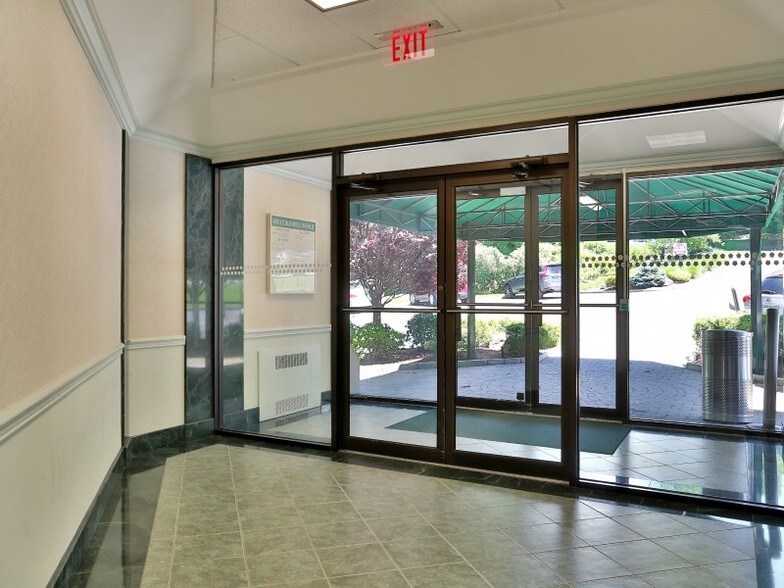 401 Columbus Ave, Valhalla, NY à vendre - Photo intérieure - Image 3 de 9