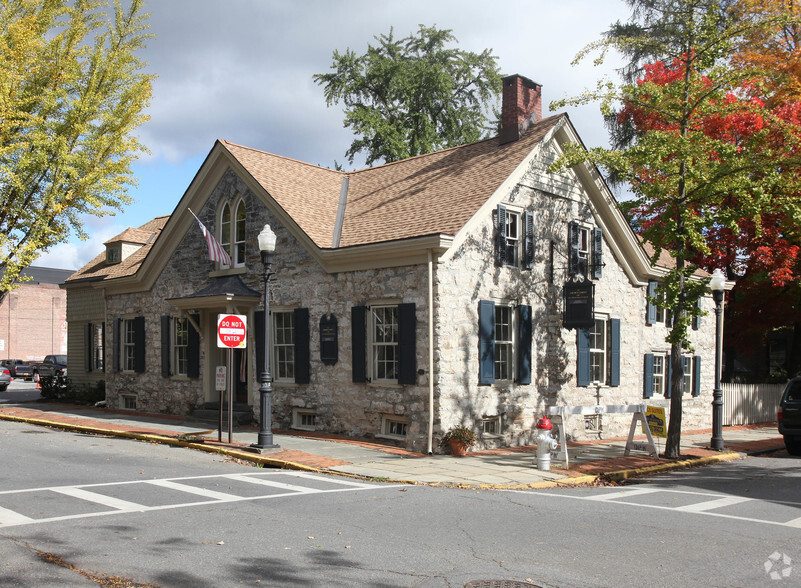 42 Crown St, Kingston, NY à louer - Photo du bâtiment - Image 3 de 38