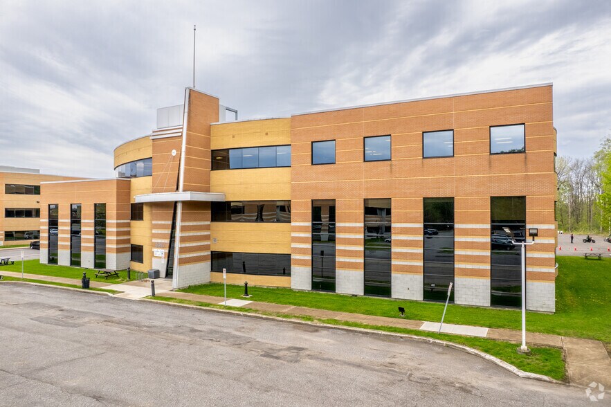 420 Boul Armand-Frappier, Laval, QC à louer - Photo du bâtiment - Image 2 de 15