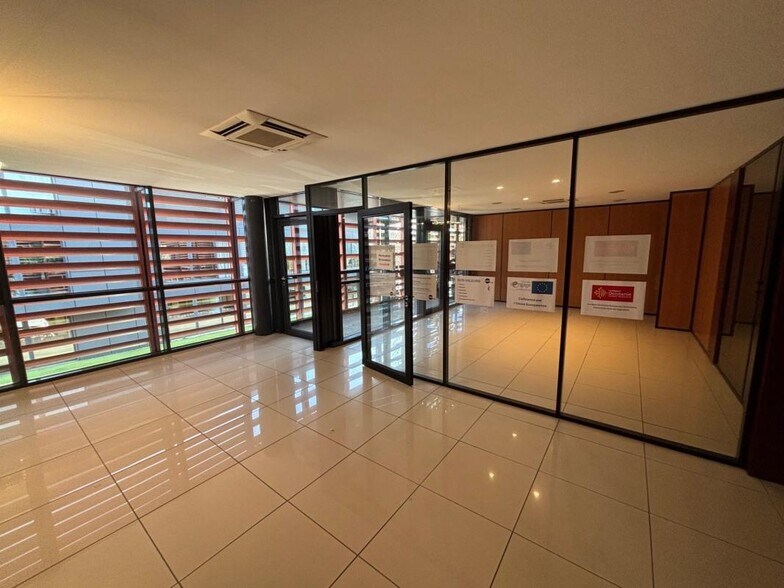 1 Rond-Point De Flotis, Saint-Jean for lease - Interior Photo - Image 1 of 35