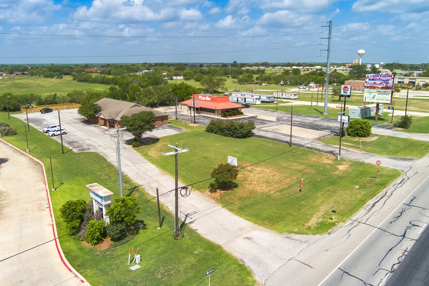 543 10th St, Floresville, TX for sale - Building Photo - Image 3 of 10