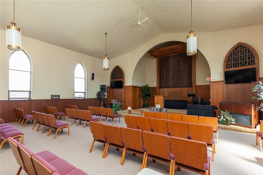 250 4th St, Waukee, IA for lease - Interior Photo - Image 2 of 9