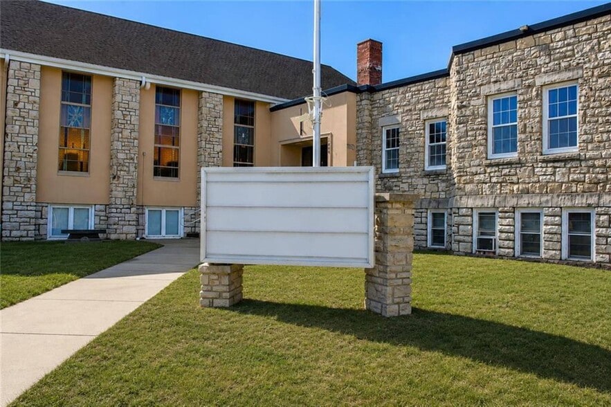 1800 S Northern Blvd, Independence, MO for sale - Building Photo - Image 2 of 6