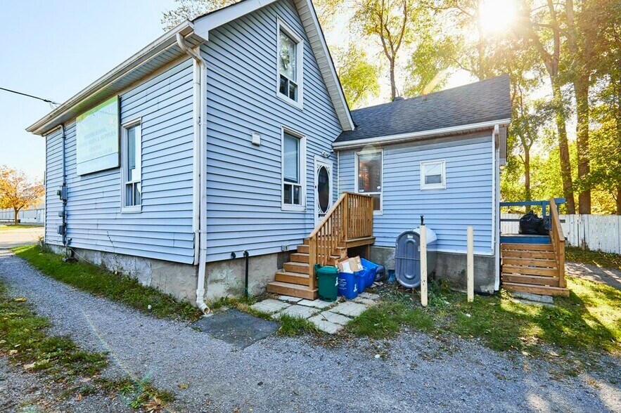 562 Simcoe St S, Oshawa, ON à vendre - Photo du bâtiment - Image 2 de 21