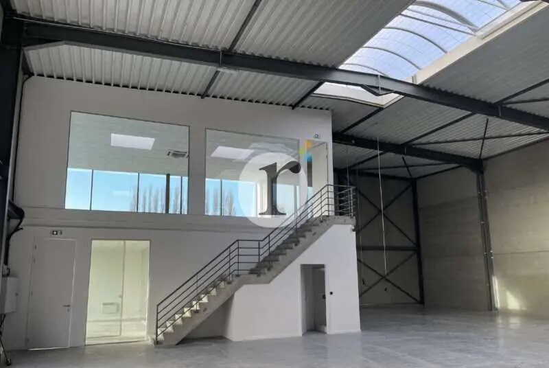 Flex in Seclin for lease - Interior Photo - Image 1 of 6