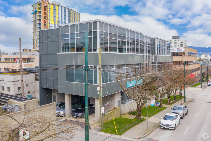 1402-1408 W 8th Ave, Vancouver, BC à vendre - Photo du bâtiment - Image 1 de 1