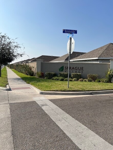 5 fourplexes - Sprague Village portfolio of 5 properties for sale on LoopNet.ca - Building Photo - Image 2 of 21