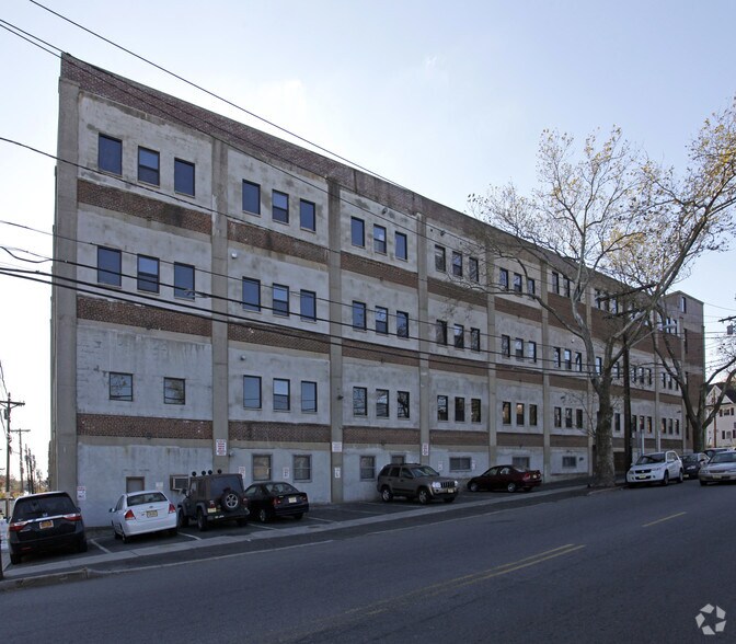 359 Cortlandt St, Belleville, NJ à louer - Photo du bâtiment - Image 2 de 10