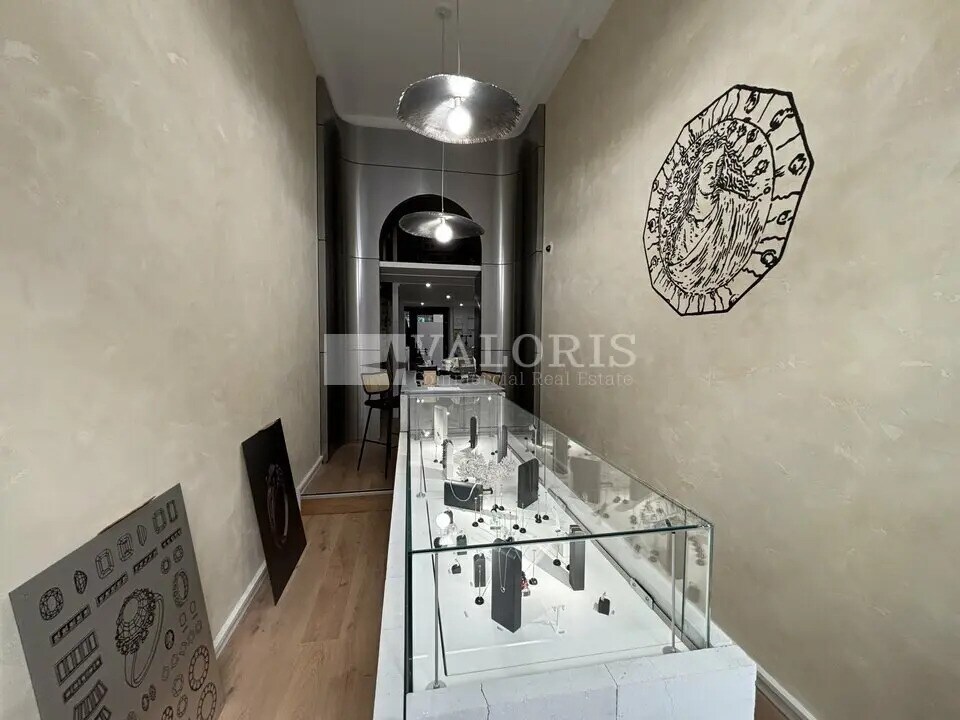 Retail in Lyon for lease Interior Photo- Image 1 of 7