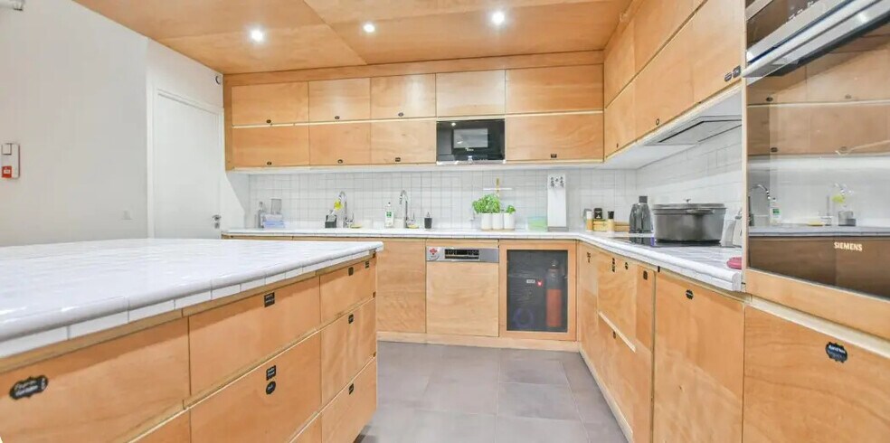 36 Rue Du Sentier, Paris for lease - Interior Photo - Image 2 of 2