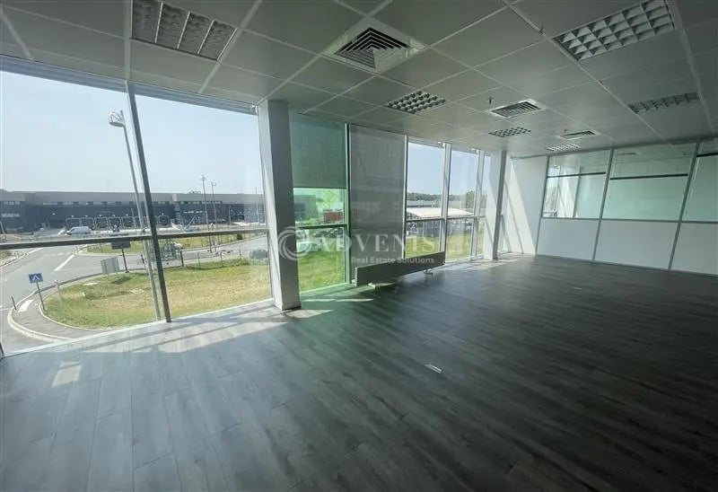 Office in Tremblay-en-France for lease - Building Photo - Image 2 of 7