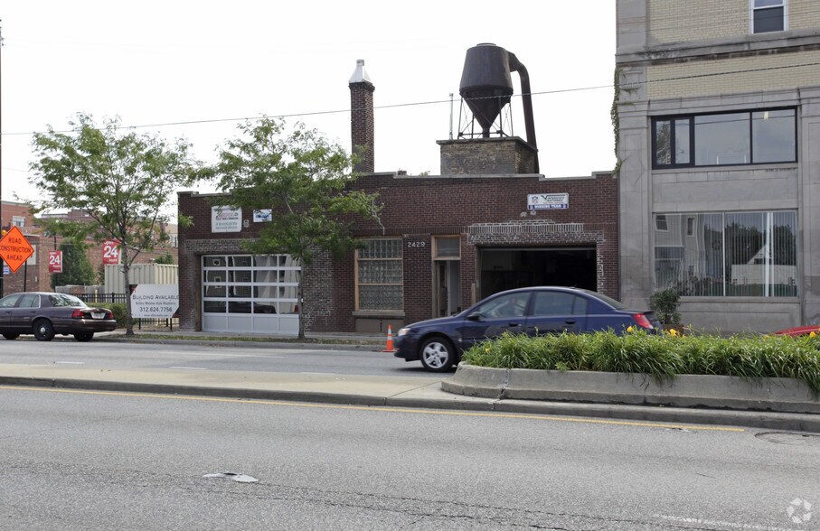 2429 W Irving Park Rd, Chicago, IL à louer - Photo du bâtiment - Image 2 de 5