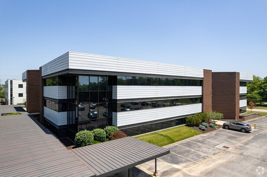 1224 Fern Ridge Pky, Saint Louis, MO à louer - Photo du bâtiment - Image 3 de 13