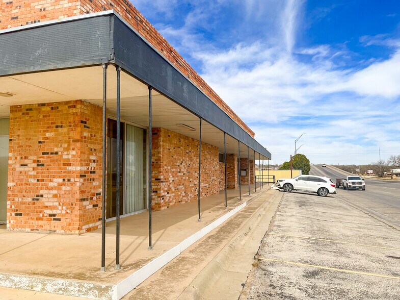 711 E 3rd St, Big Spring, TX à louer - Photo du bâtiment - Image 3 de 13