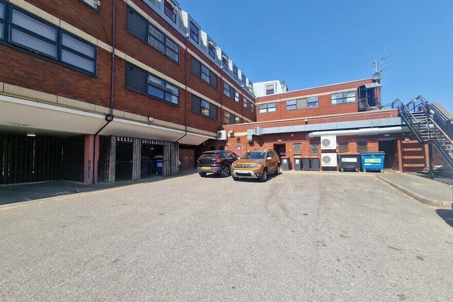 299-313 Fleet Rd, Fleet à louer - Photo du bâtiment - Image 3 de 3