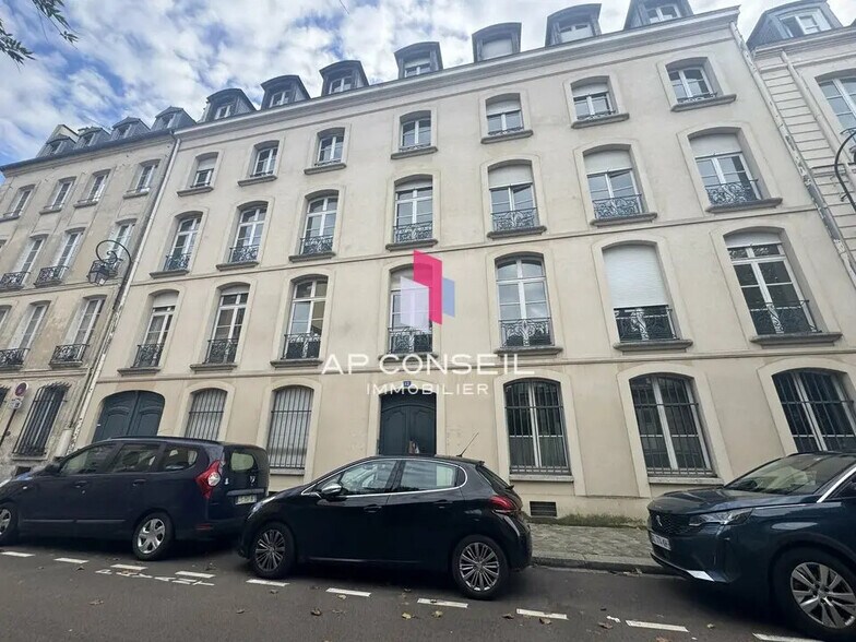 Bureau dans Versailles à louer - Photo du bâtiment - Image 1 de 6