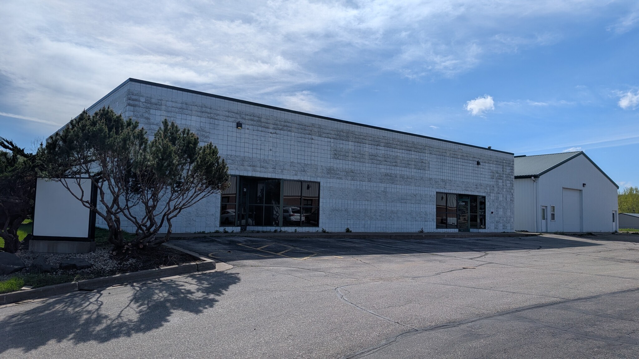 2320 Cunningham St, La Crosse, WI for lease Primary Photo- Image 1 of 7